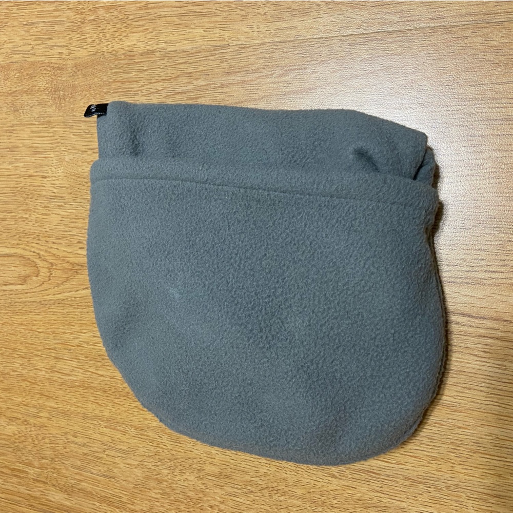 Eagle creek inflatable neck pillow.